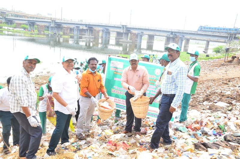 Vaigai riverfront cleaning by volunteers