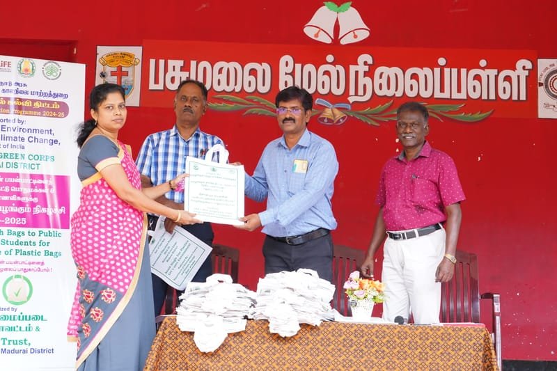 Cloth bags distributed to public in Madurai market